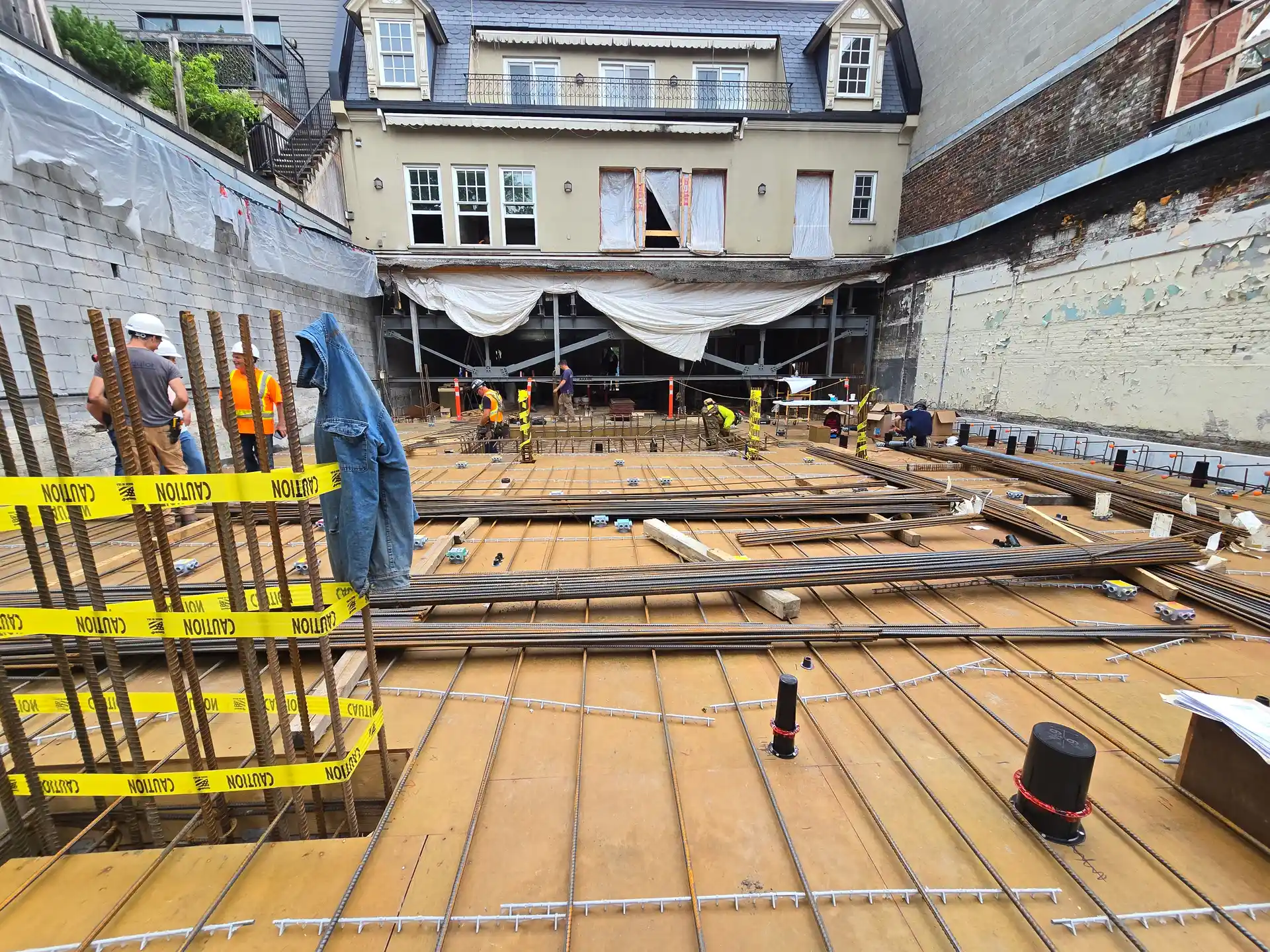 Dalle structurale | Stabili Pieux Barres d'armature étalées sur le platelage, ruban d'avertissement jaune sur la cage d'acier