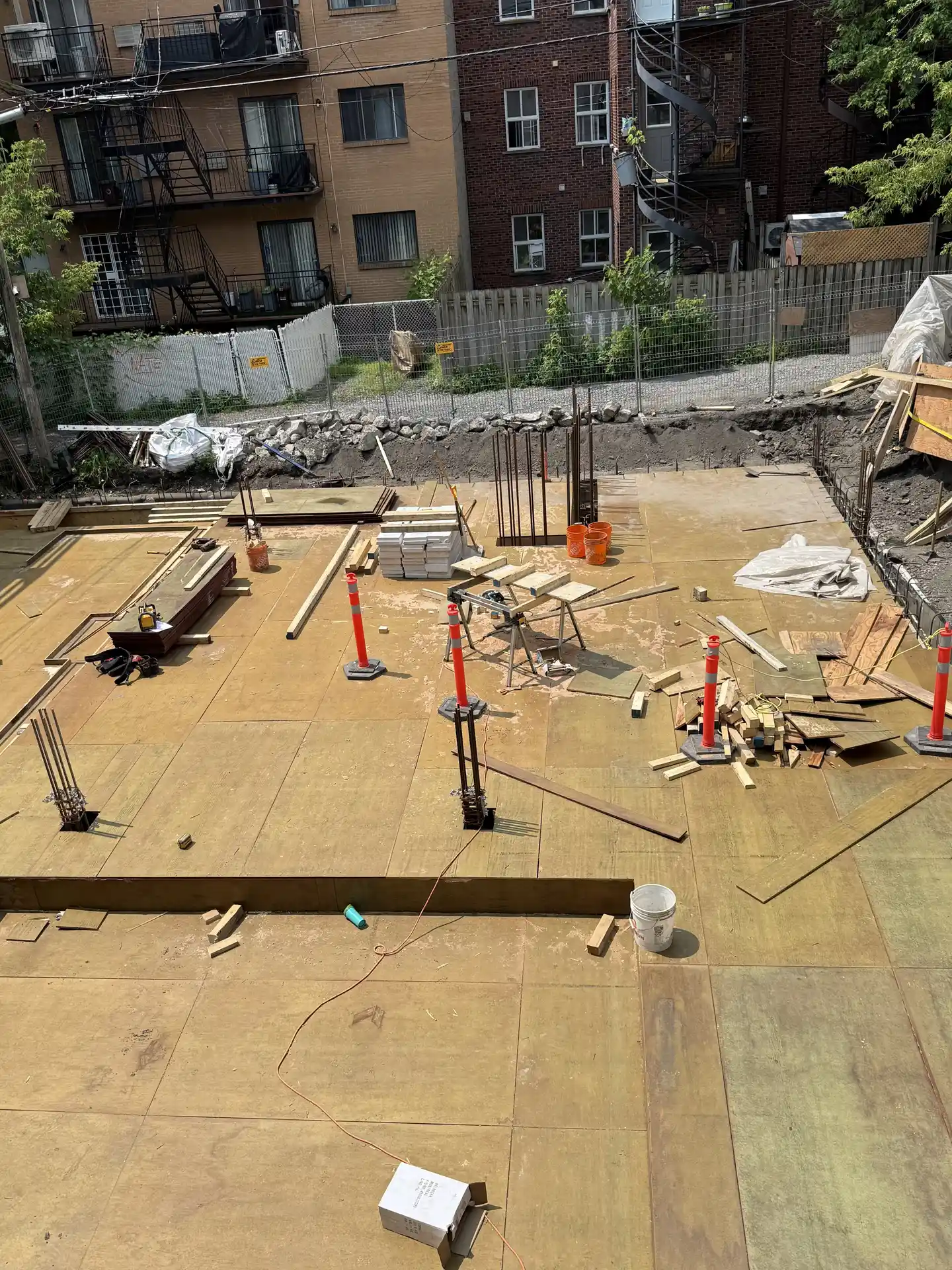 Dalle structurale | Stabili Pieux Vue en plongée du platelage de contreplaqué avec cônes orange et amorces d'armature verticales