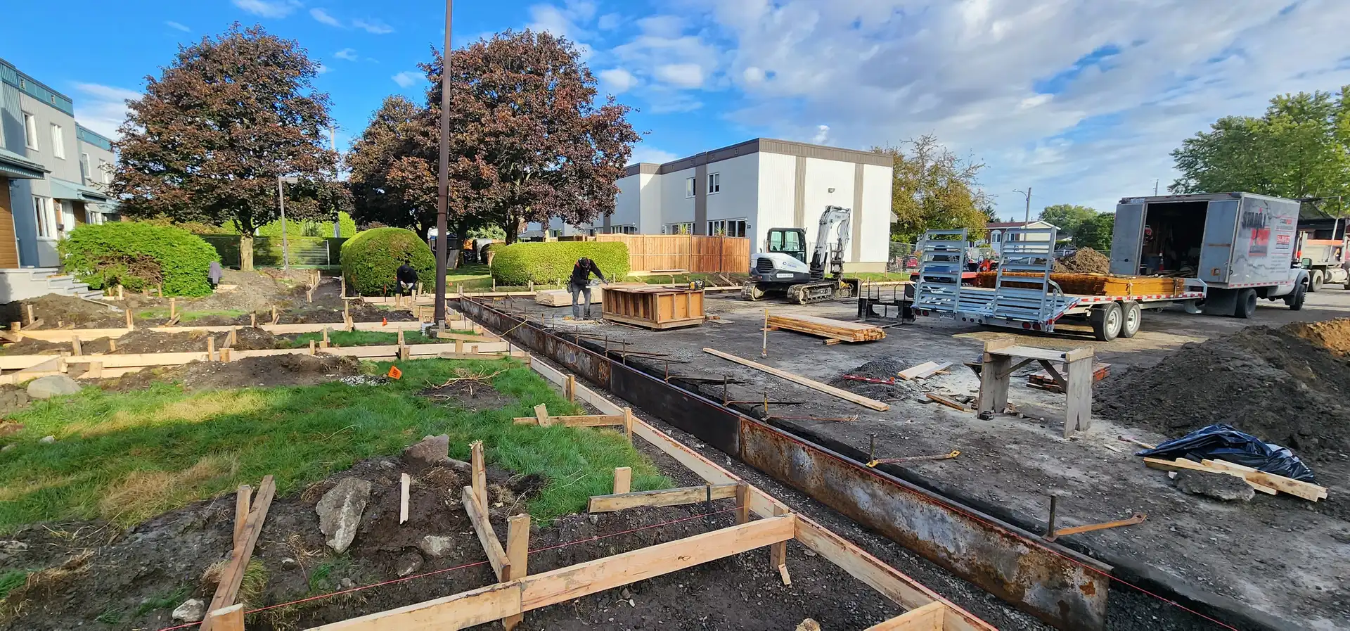 Trottoir de béton | Stabili Pieux Coffrages de bois installés dans une cour avant la coulée des dalles de béton