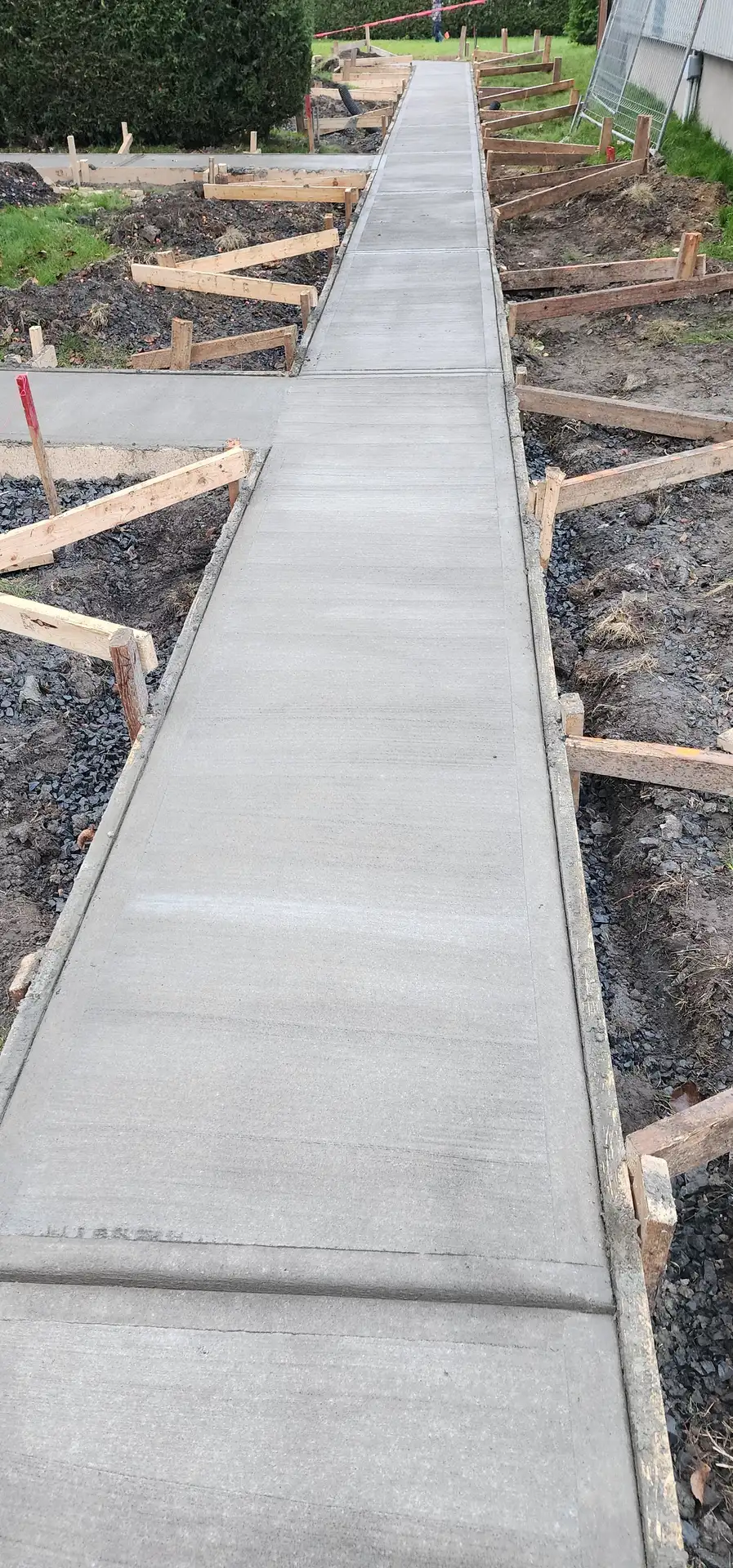Trottoir de béton | Stabili Pieux Passage de béton fraîchement coulé encadré de planches de coffrage et de piquets